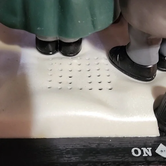 VINTAGE DICKENS 1990 MUSICAL CHRISTMAS CAROLERS SONGS ILLUMINATING HOLLY ST. LI - Picture 6 of 10